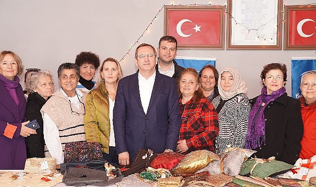 Ayvalık Belediye Başkanı Mesut Ergin ve Eşi Yeni Yıl Hediyelerini Mahalleevleri’nin Yılbaşı Pazarı’ndan Seçti