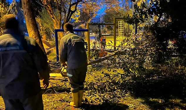 Kemer’de fırtına ve yağmur etkili oldu