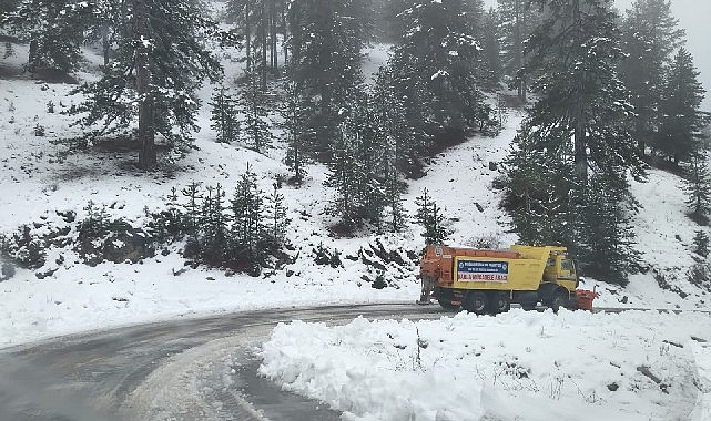 Seydikemer’de karla kaplanan yollar açıldı