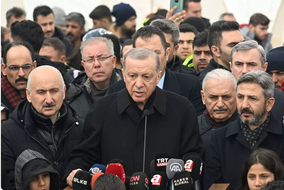 Cumhurbaşkanımız Erdoğan, “asrın felaketi” olarak nitelenen, Akdeniz, Güneydoğu ve Doğu Anadolu bölgelerindeki 10 ili etkileyen depremlerin ardından geldiği Adıyaman’da açıklamada bulundu.
