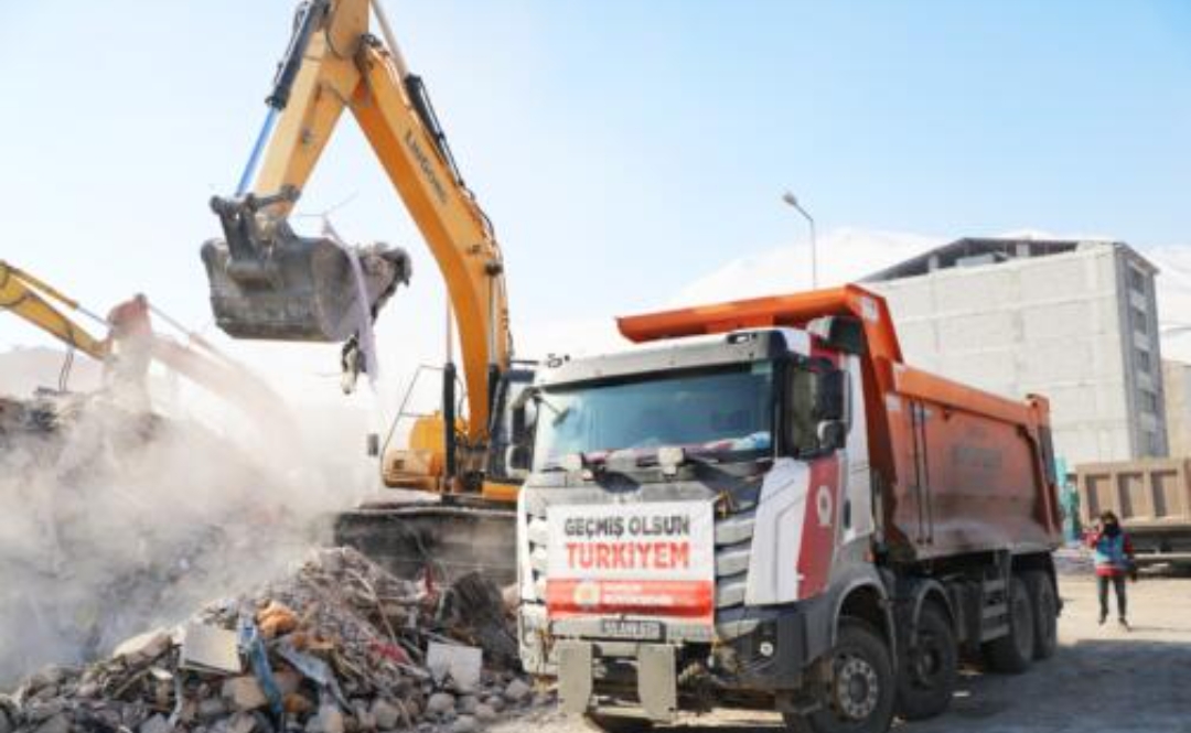 BÜYÜKŞEHİR, ELBİSTAN’DA 400 BİNA ENKAZINI KALDIRACAK