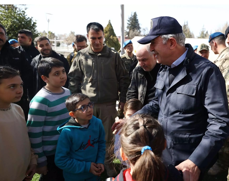 Milli Savunma Bakanımız Akar, Kahramanmaraş’ta depremzede çocuklara “moral” ziyareti gerçekleştirdi