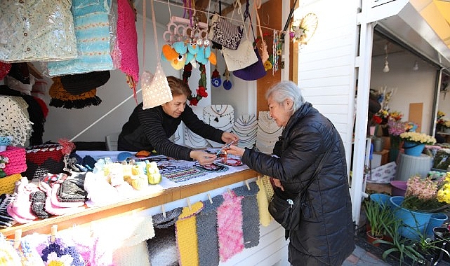 Bayraklı’da üretici kadınların stantları yenilendi