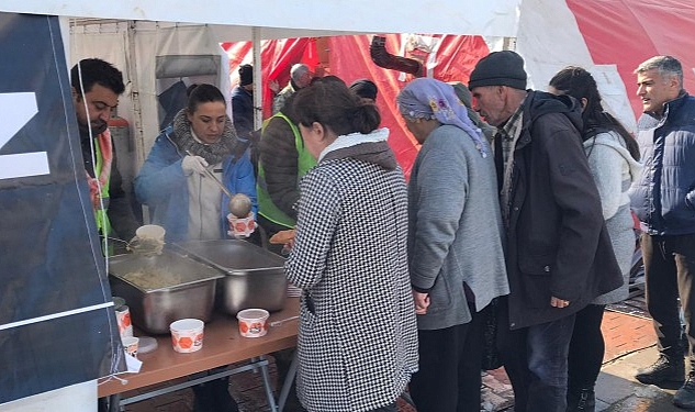 Efes Selçuk Belediyesi Malatya’da Yemek ve Sosyal Market Çadırı Kurdu