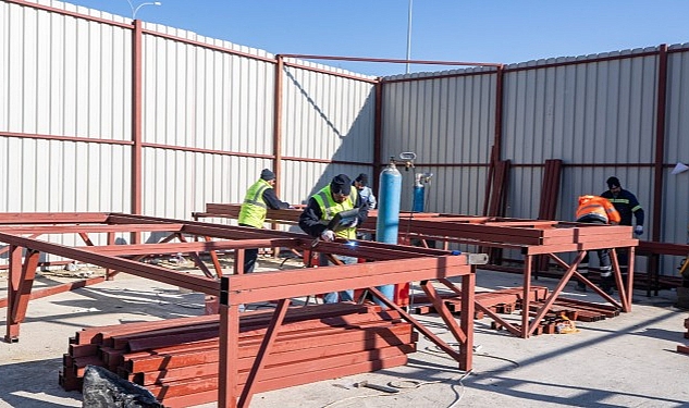 İzmir Büyükşehir Belediyesi deprem bölgesinde konteyner üretiyor