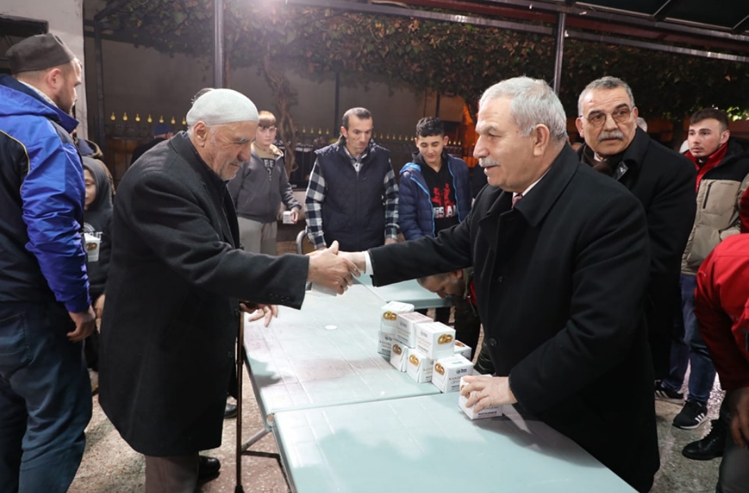 BAŞKAN DEMİRTAŞ BERAT GECESİNDE İLÇE HALKININ KANDİLİNİ KUTLADI, KANDİL SİMİDİ İKRAM ETTİ
