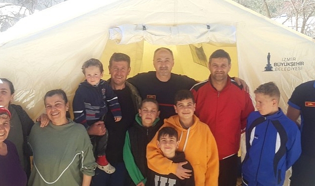 İzmir’in itfaiye personeli depremde evi yıkılan askerlik arkadaşının yardımına koştu