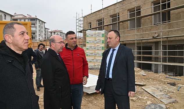 Selçuklu Belediye Başkanı Ahmet Pekyatırmacı, Selçuklu Belediyesi tarafından Ardıçlı TOKİ’de yapımı devam eden Ardıçlı Sağlık ve Sosyal Tesisi’nde incelemelerde bulundu