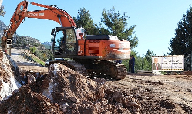 Akseki’de bozulan yollar onarılıyor